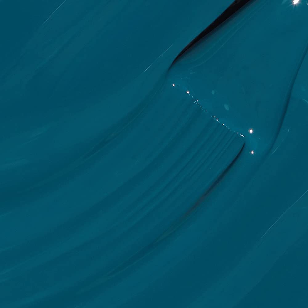 Gros plan sur du vernis à ongles bleu-vert. Coups de pinceau visibles.