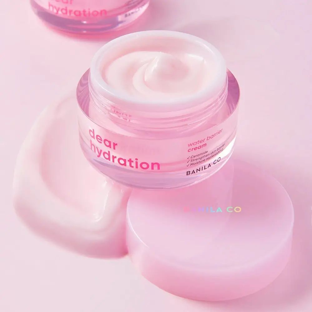 Open potje met crème, crème ernaast. Op potje staat "dear hydration" en "BANILA CO".