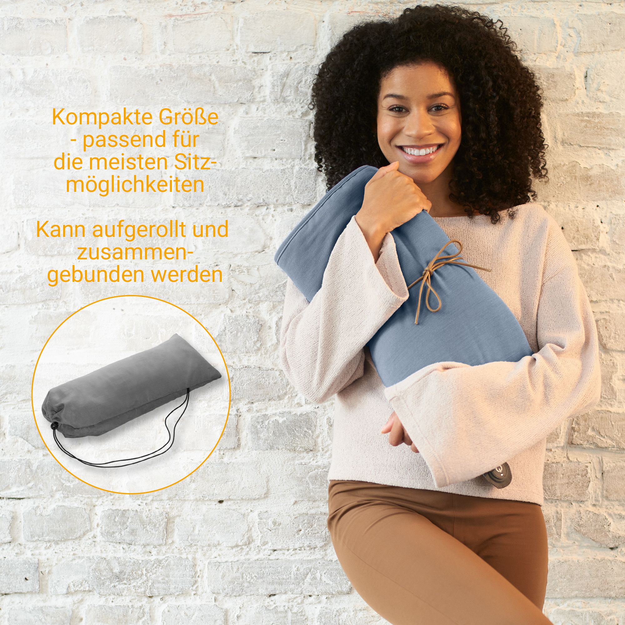 Vrouw houdt opgerolde blauwe verwarmingsdeken met band vast.