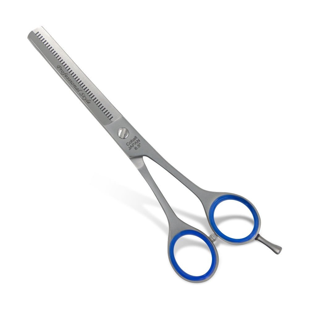 Effileerschaar met blauwe ringen. Tekst: Cobalt Japan 6.5. Bladen met tanden. Ergonomisch ontwerp.