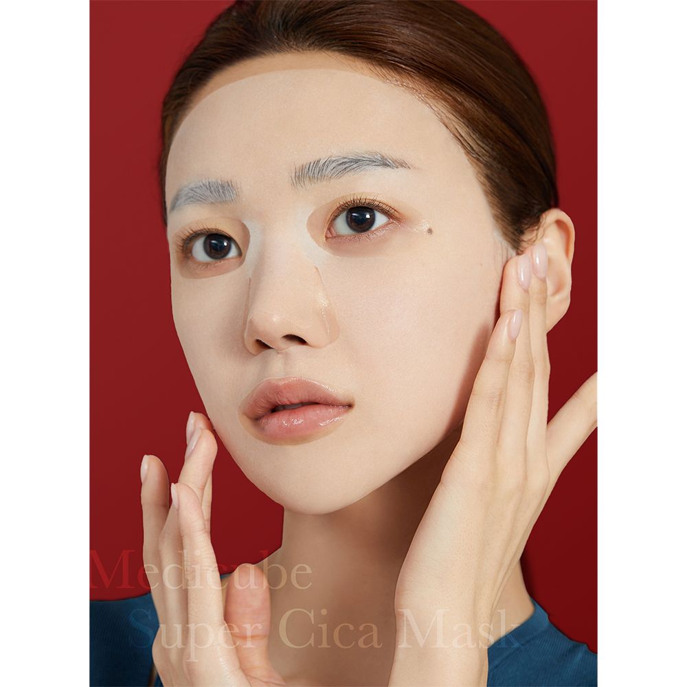 Gezicht van een vrouw met masker. Handen raken de wangen aan. Rode achtergrond. Masker bedekt gezicht.