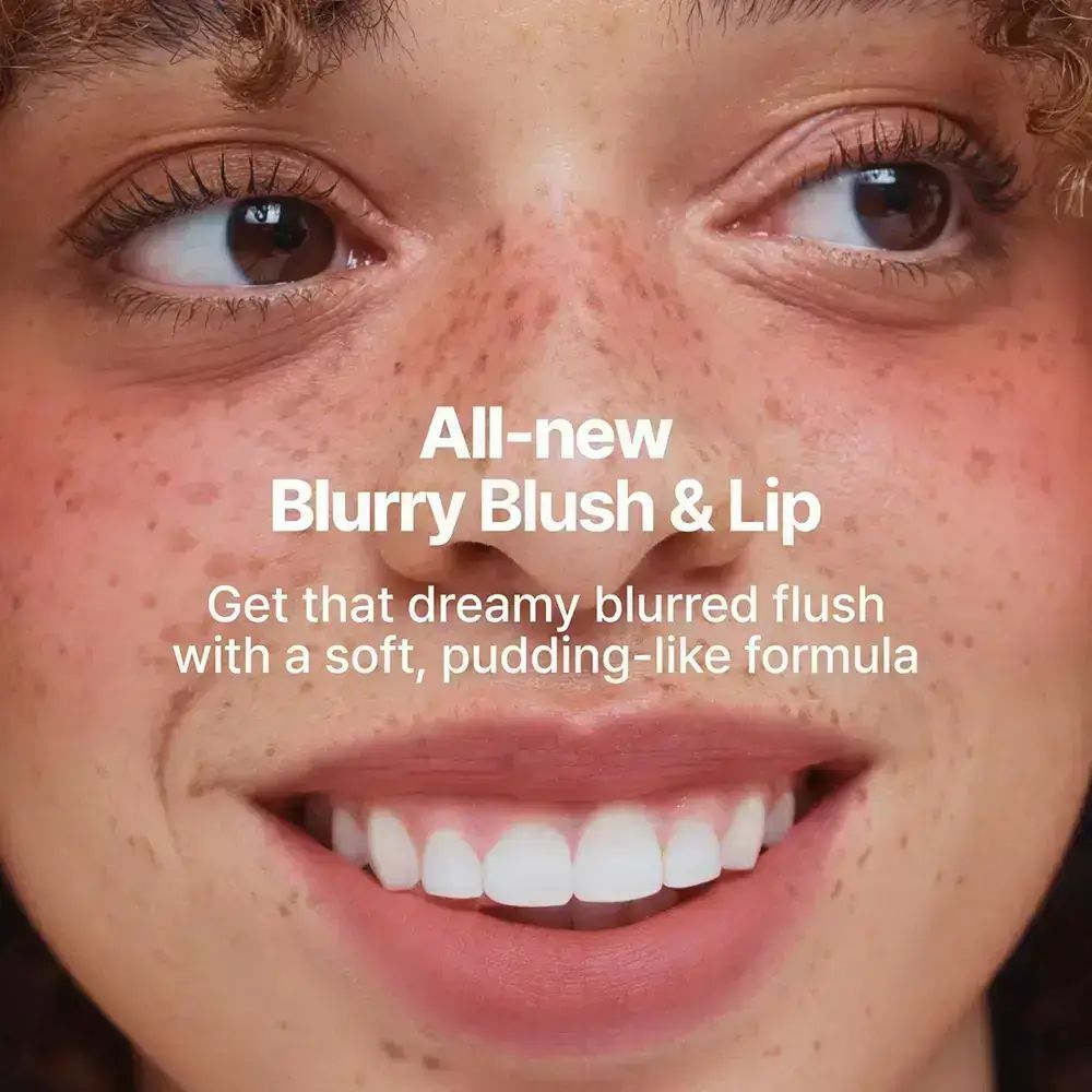 Close-up van een lachend gezicht. Tekst: "All-new Blurry Blush & Lip". De tekst beschrijft het gebruik van het product.