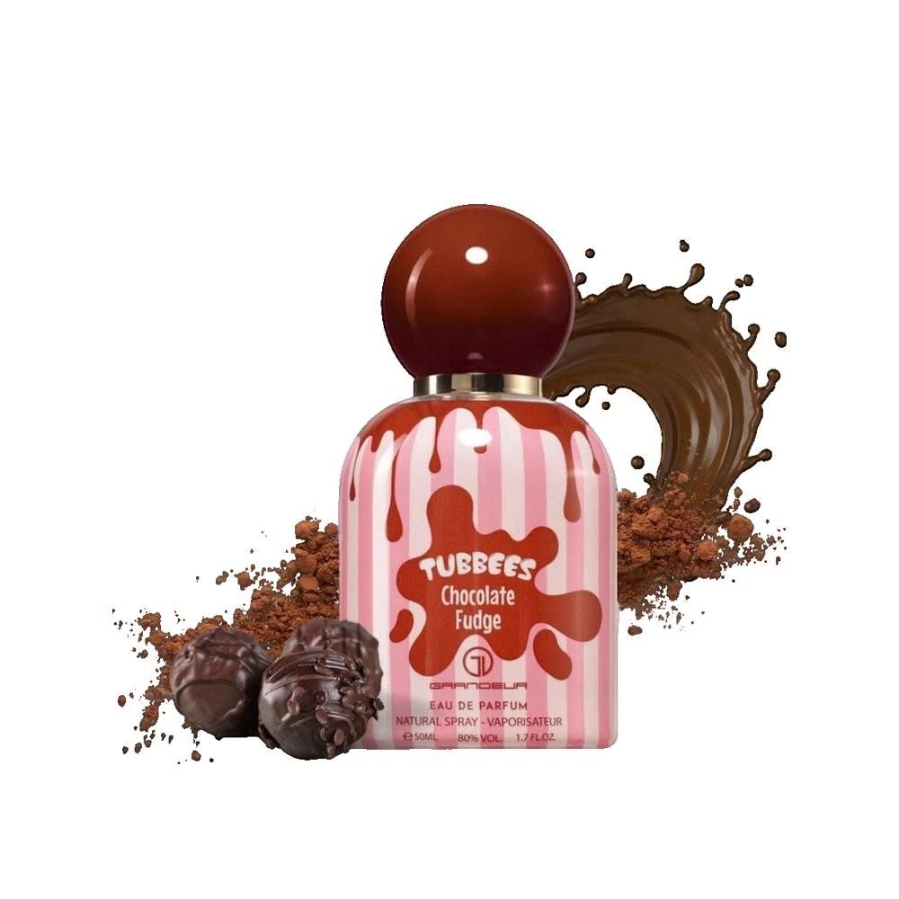 Flacon de parfum rayé rose avec impression Fudge au chocolat. Bouchon marron. Éclaboussures de chocolat et chocolats en arrière-plan.