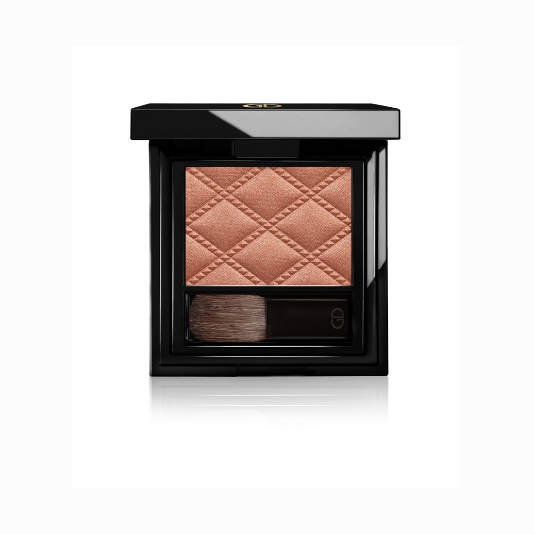Boîtier cosmétique noir avec blush rose et pinceau. Le fard à joues présente un motif en losanges en relief.