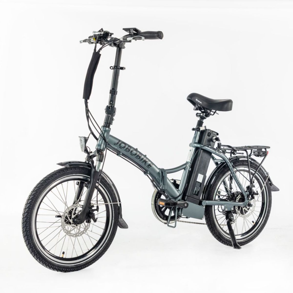 Vélo électrique gris JOBOBIKE SAM avec selle noire, garde-boue et porte-bagages. Batterie sur cadre.