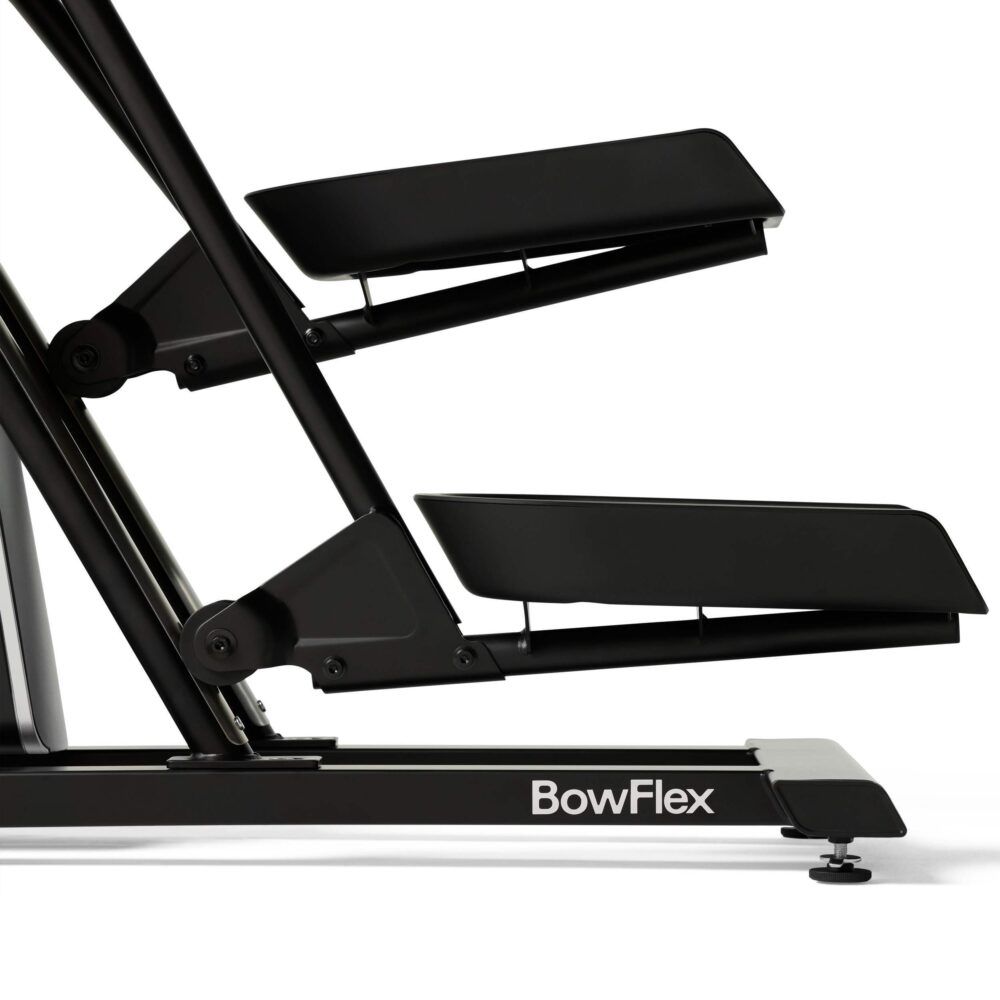 Fitnessapparaat, detailweergave. Zwarte pedalen en frame. Opschrift BowFlex.
