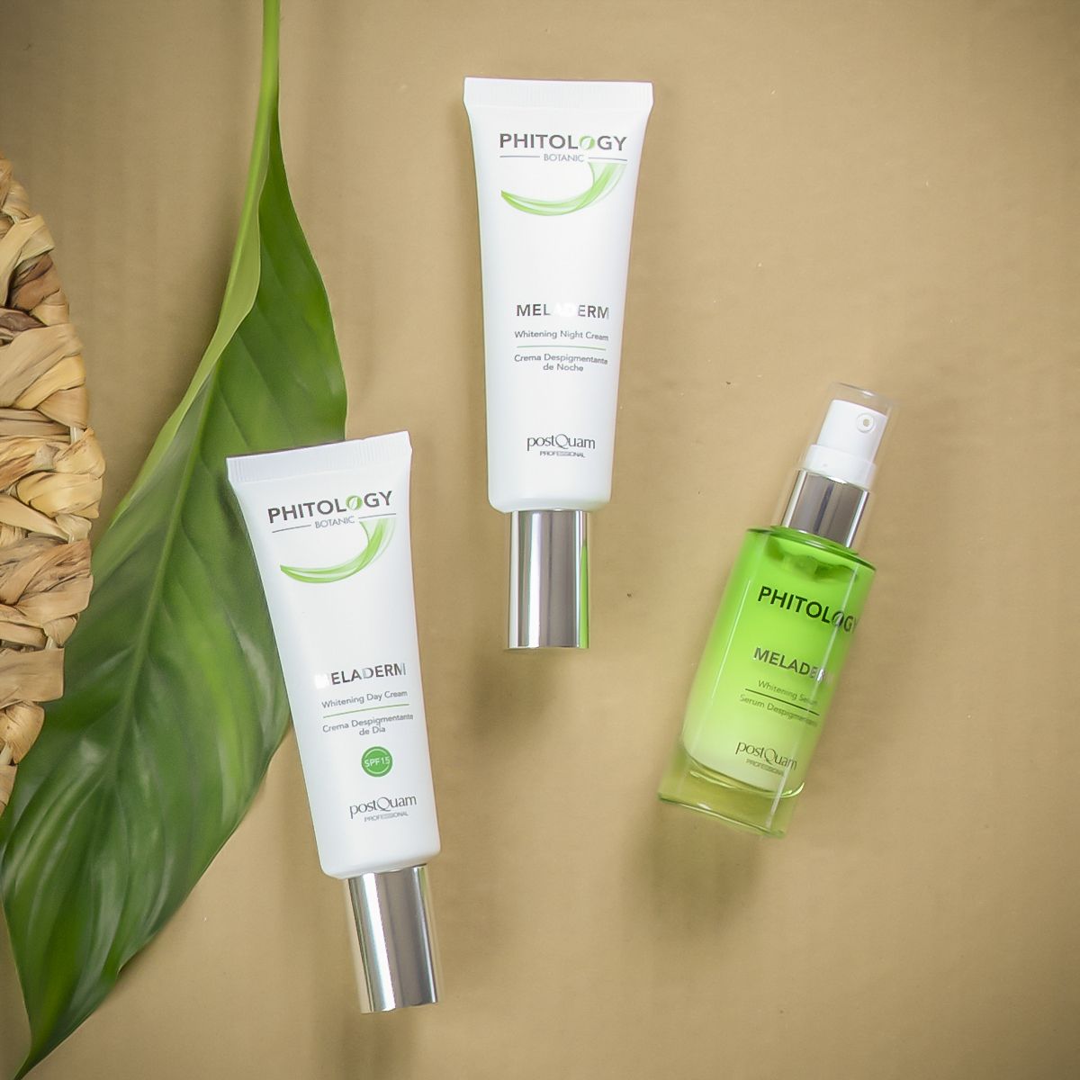 Drie producten: twee tubes en een groene fles. Opschrift: PHITOLOGY, MELADERM, postQuam.