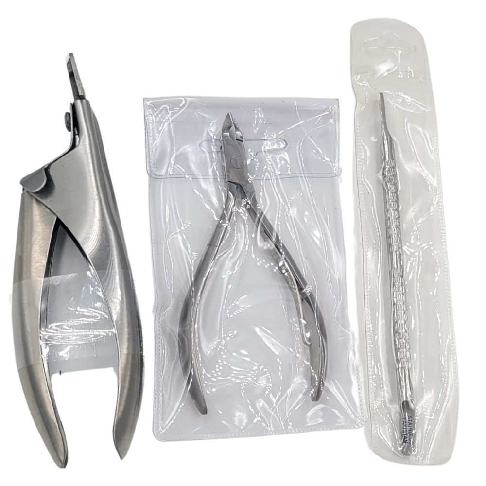 Ensemble de manucure 3 pièces : coupe-ongles, pince à ongles et instrument double. Tous en métal, emballés dans du plastique.