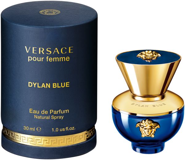 Blauwe fles en verpakking. Gouden Medusa-logo. Opschrift Dylan Blue en Versace.