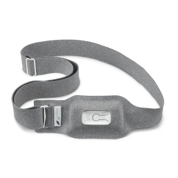Sangle anti-ronflement grise avec fermeture blanche et élément central. Sangle avec boucle. Sur fond blanc.