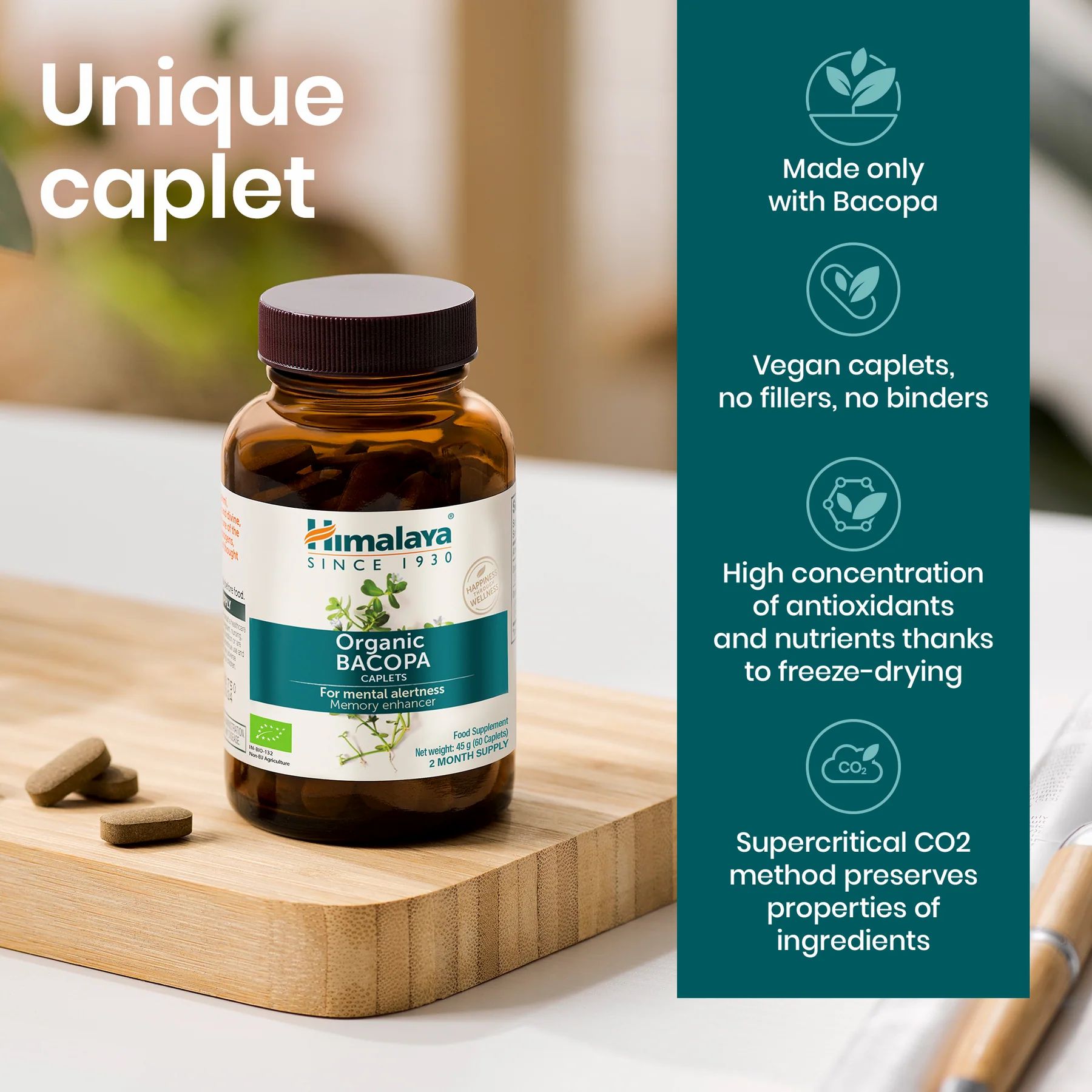 Himalaya Bio-Bacopa fles en capsules op houten plank. Tekst: Unique caplet. Productvoordelen en ingrediënten.