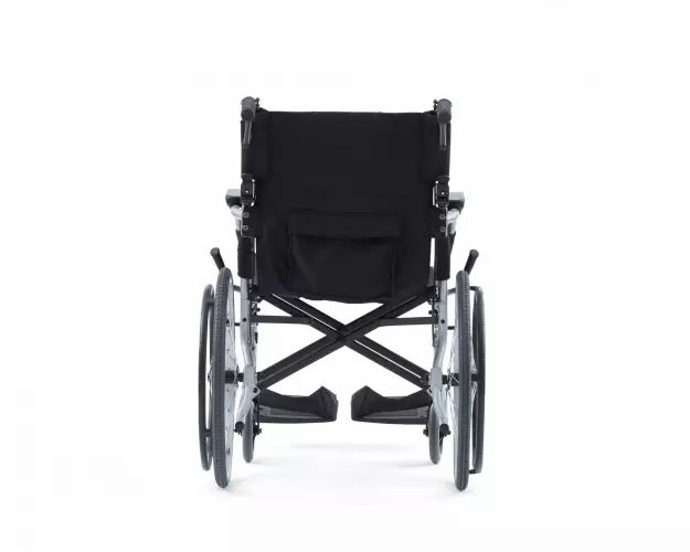 Vue arrière d'un fauteuil roulant léger noir avec cadre argenté et repose-pieds.