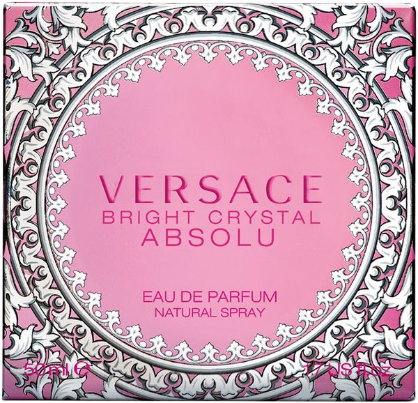 Emballage de parfum. Fond rose avec motif blanc. Inscription : Versace Bright Crystal Absolu.