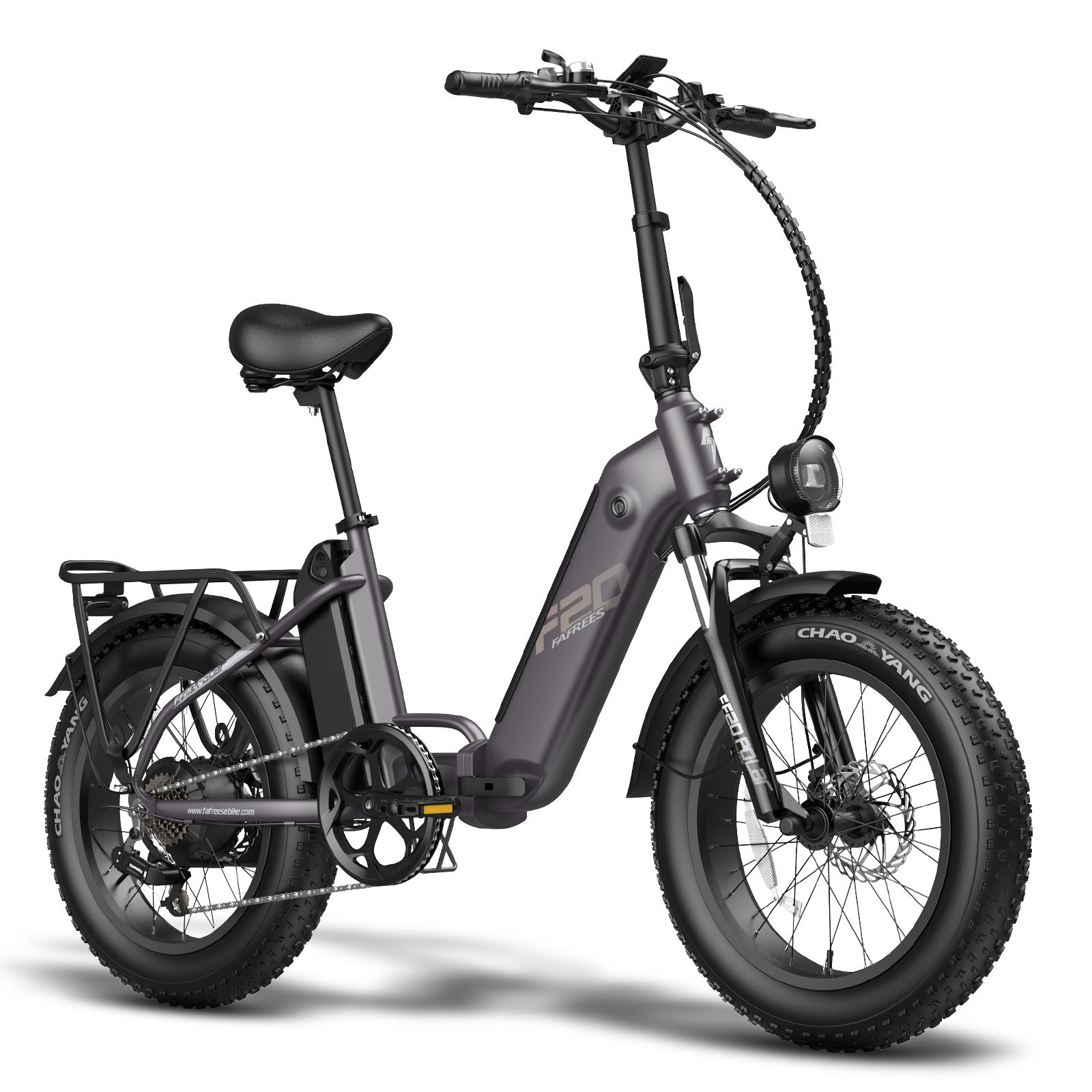Grijze opvouwbare e-bike met brede banden, bagagerek en koplamp. Accu op frame.