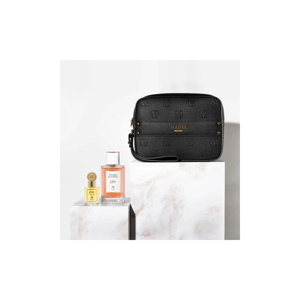 Sac noir, flacon de parfum et flacon sur blocs blancs. Sac avec logo MAISSA. Flacon de parfum avec étiquette.