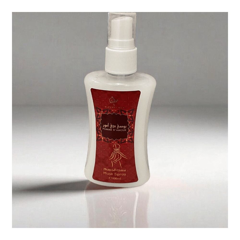 Spray blanc avec étiquette rouge. Caractères arabes et illustration d'une femme sont visibles.