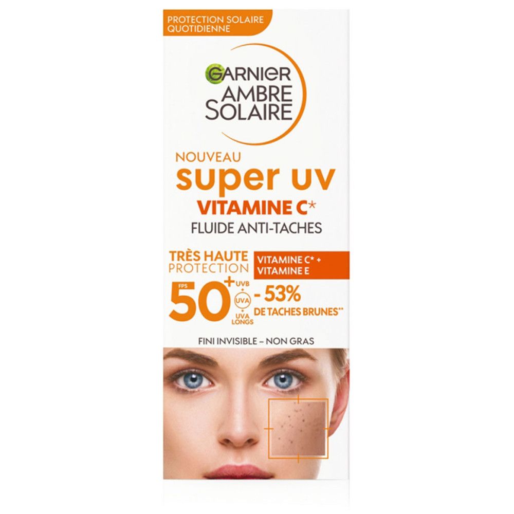 Verpakking Garnier Ambre Solaire Super UV Vitamin C SPF50+. Gezicht van een vrouw met huidvlekken. Tekst: Anti-vlekken.