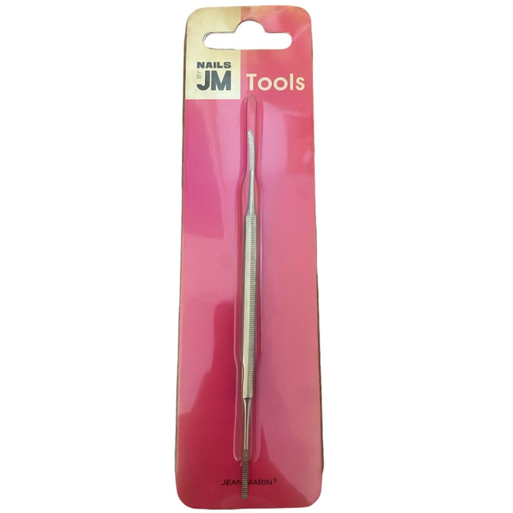 Nettoyeur d'ongles double face dans son emballage. Outil métallique à deux extrémités. Marque JM Nails Tools, emballage rose.