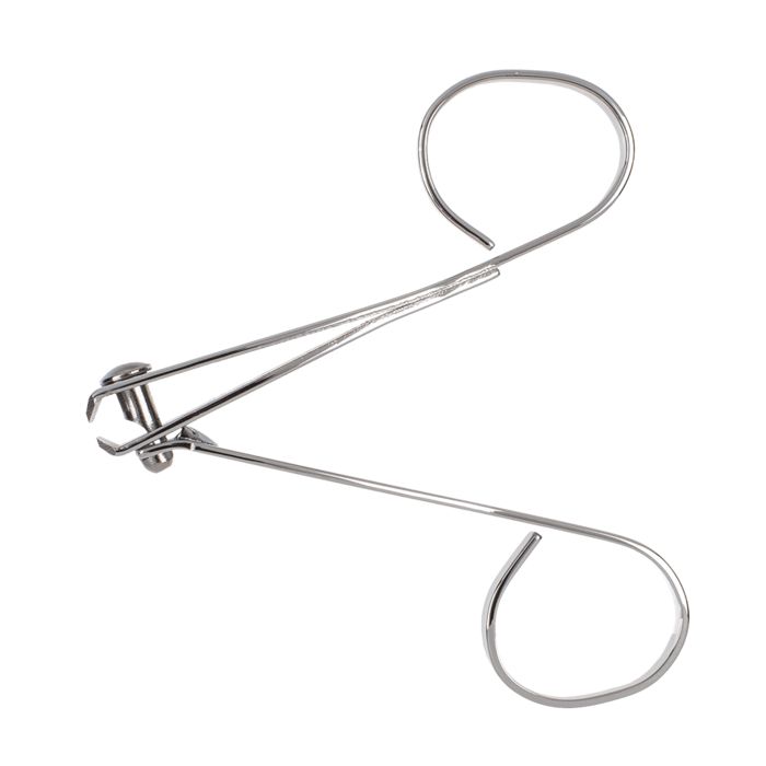 Zilverkleurige nagelknipper met twee handgrepen en een gebogen snijkant.