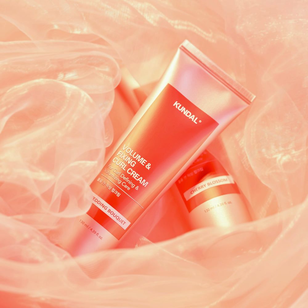 Crème KUNDAL Volume & Fixing Curl, Wedding Bouquet, entourée de tissu délicat.