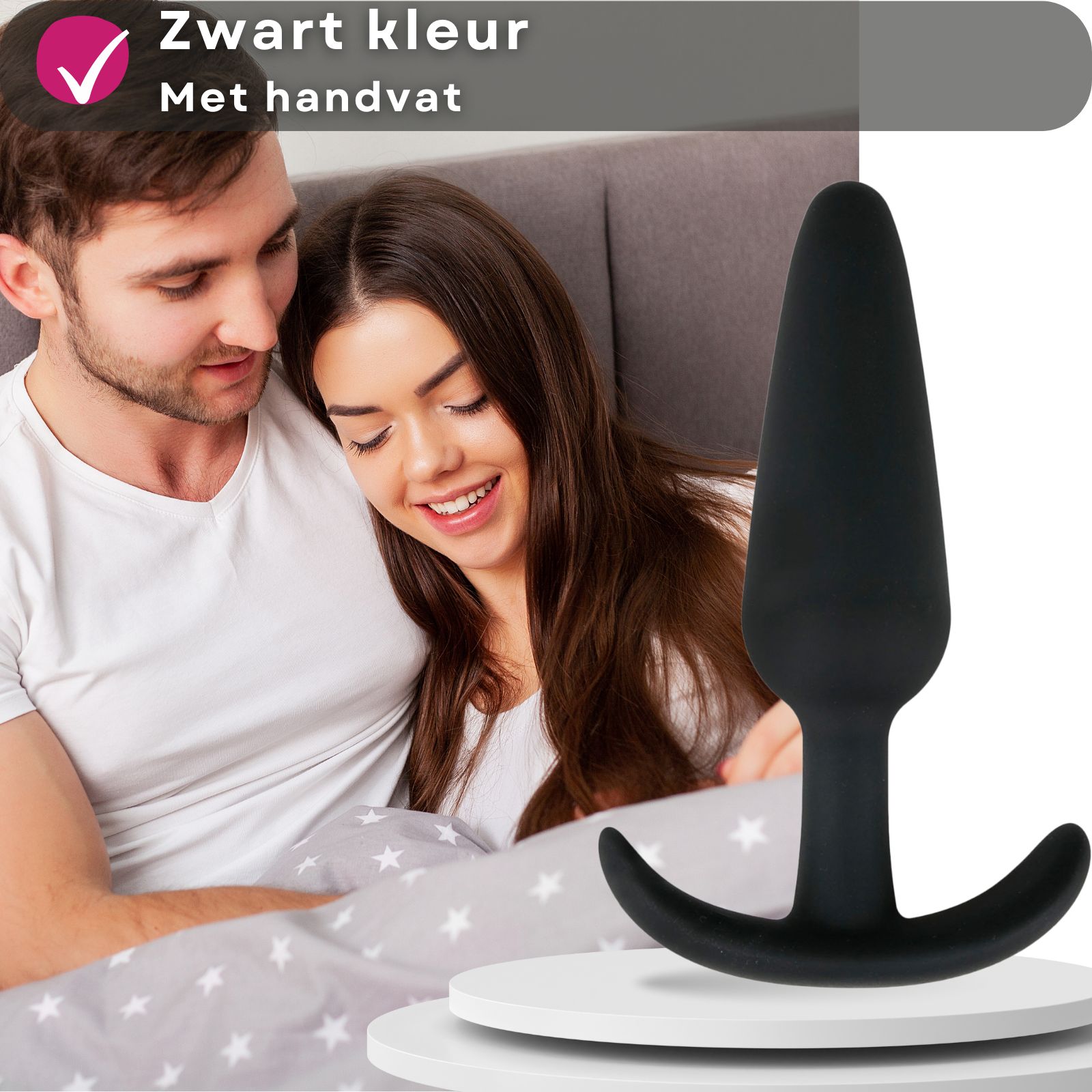 Zwarte anale plug met handvat. Koppel op de achtergrond.