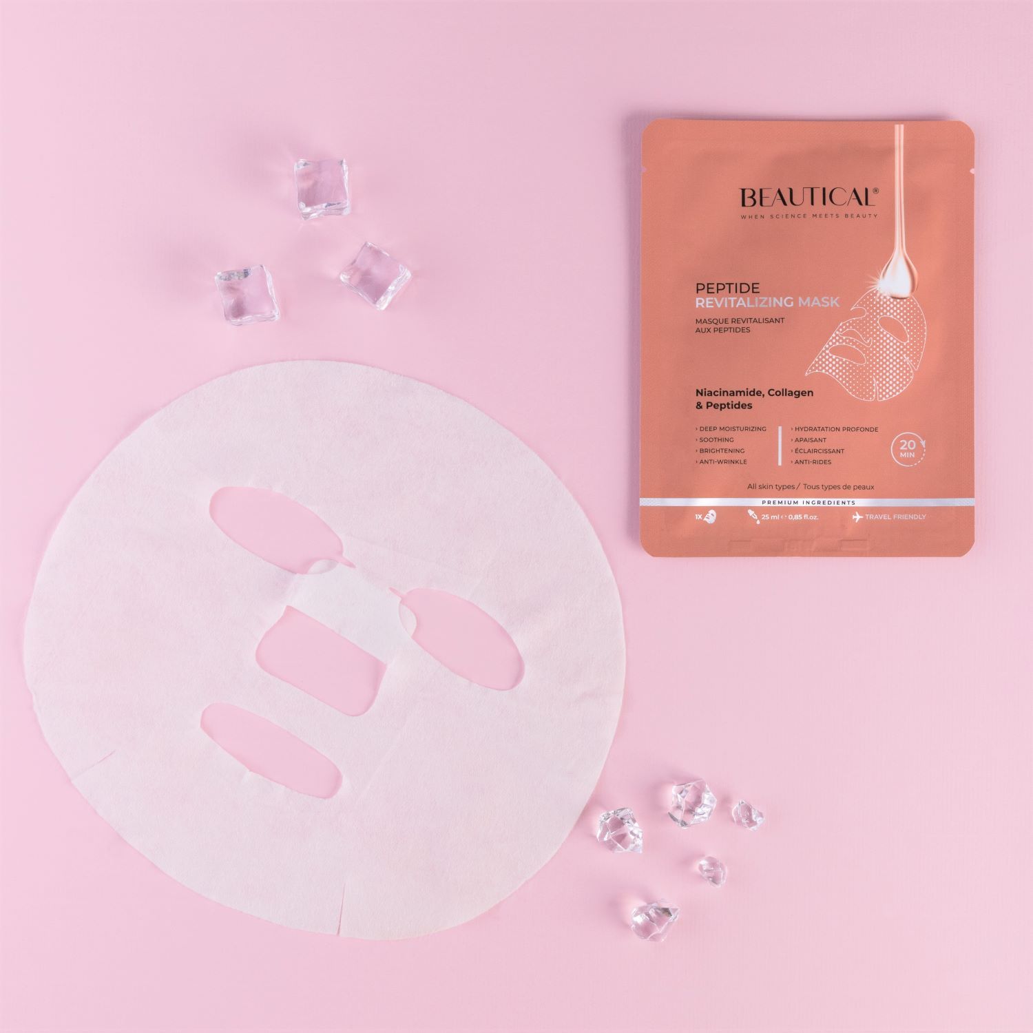 Beautical Peptid Revitalizing Mask. Masker en verpakking op roze achtergrond. IJsblokjes. Tekst: Niacinamide, collageen & peptiden.