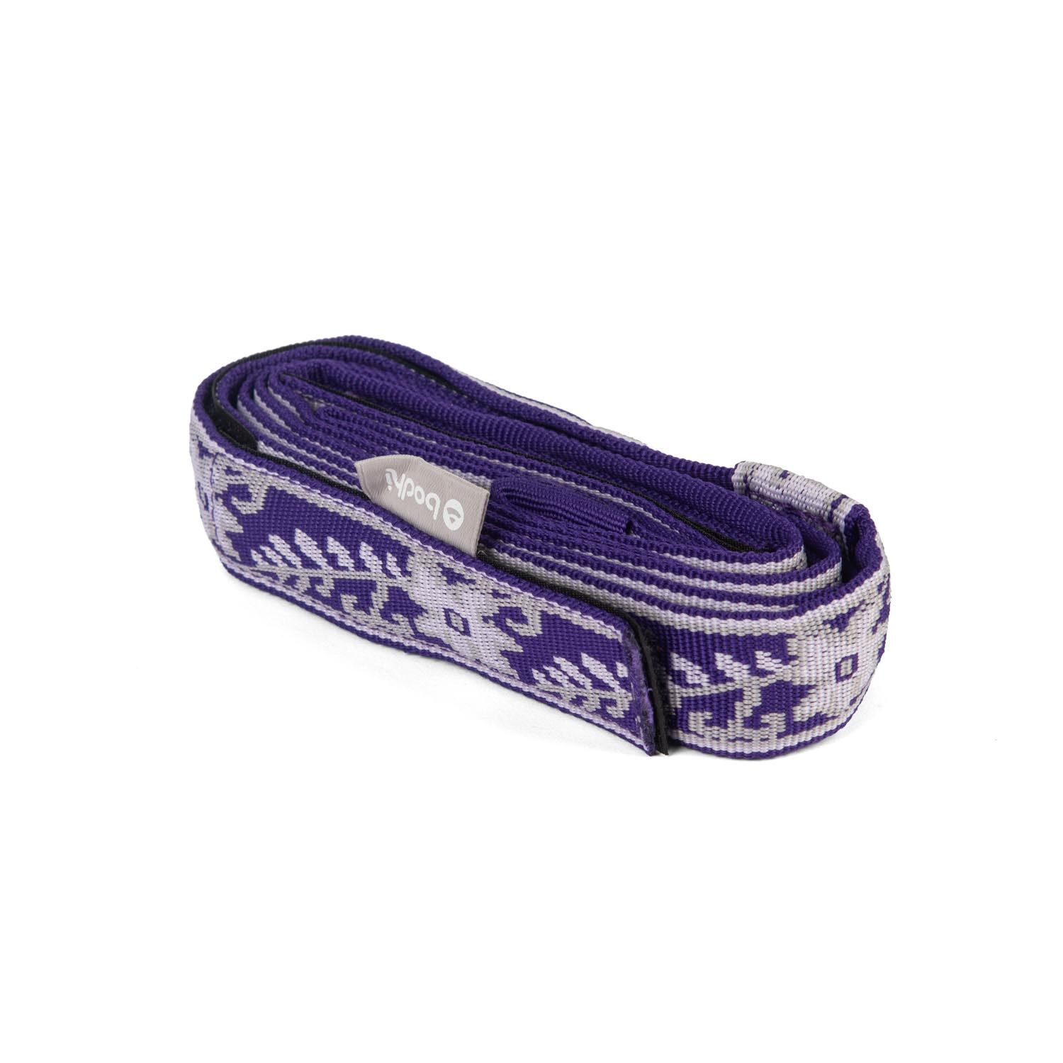 Paarse yogamat draagriem met patroon. Geweven band met logo. Opgerold.