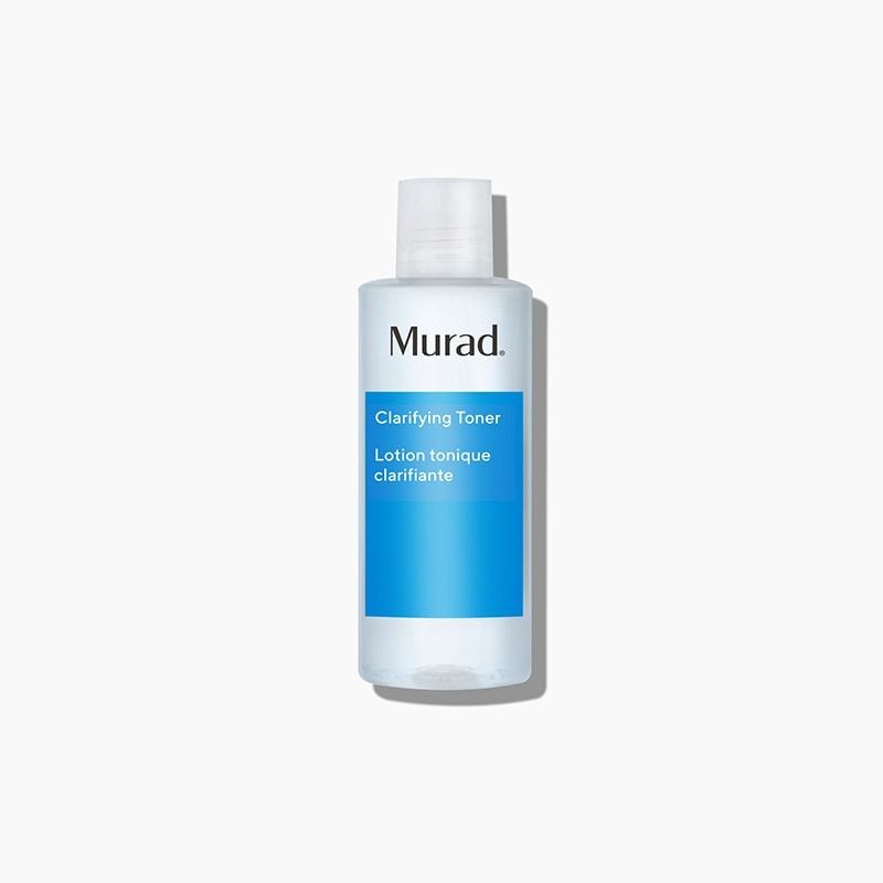 Flacon transparent avec étiquette bleue. Texte: Murad Clarifying Toner, Lotion tonique clarifiante. Marque Murad.