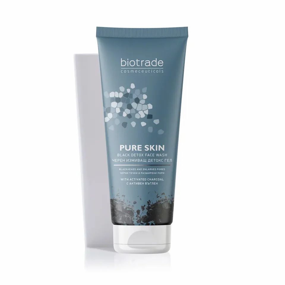 Blauwe tube met witte dop. Opschrift: Biotrade, Pure Skin Black Detox Face Wash. Naast witte rechthoek.