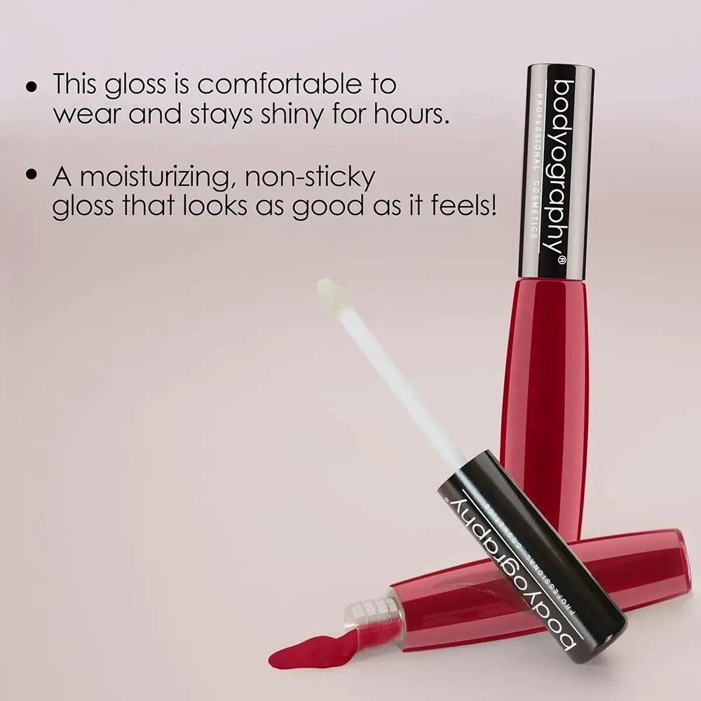 Twee lipgloss-tubes, één rechtop, één liggend. De applicator is zichtbaar. Tekst over de eigenschappen van het product.