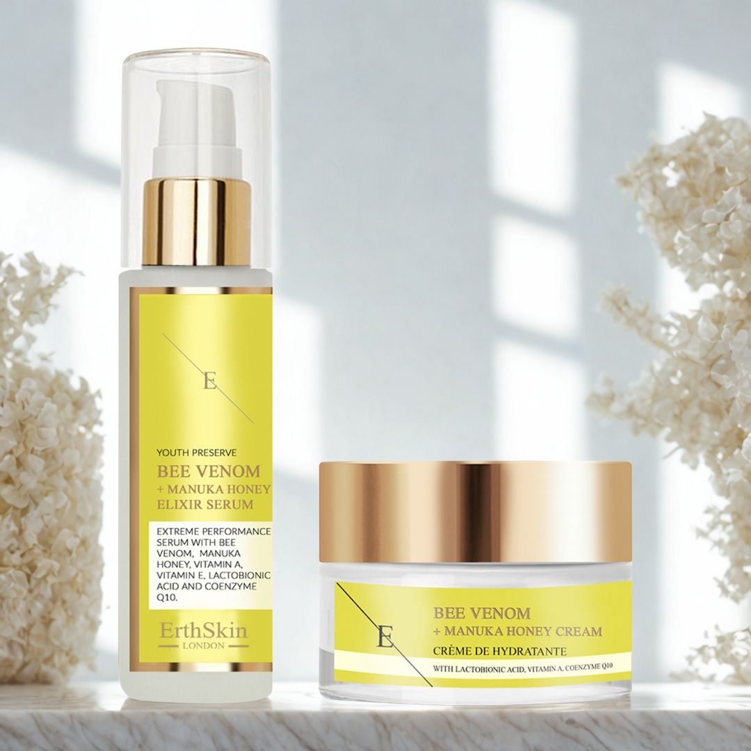 Deux produits cosmétiques : flacon de sérum avec pompe et pot de crème. Étiquettes jaunes et couvercles dorés. Logo ErthSkin. Fond : fleurs blanches.
