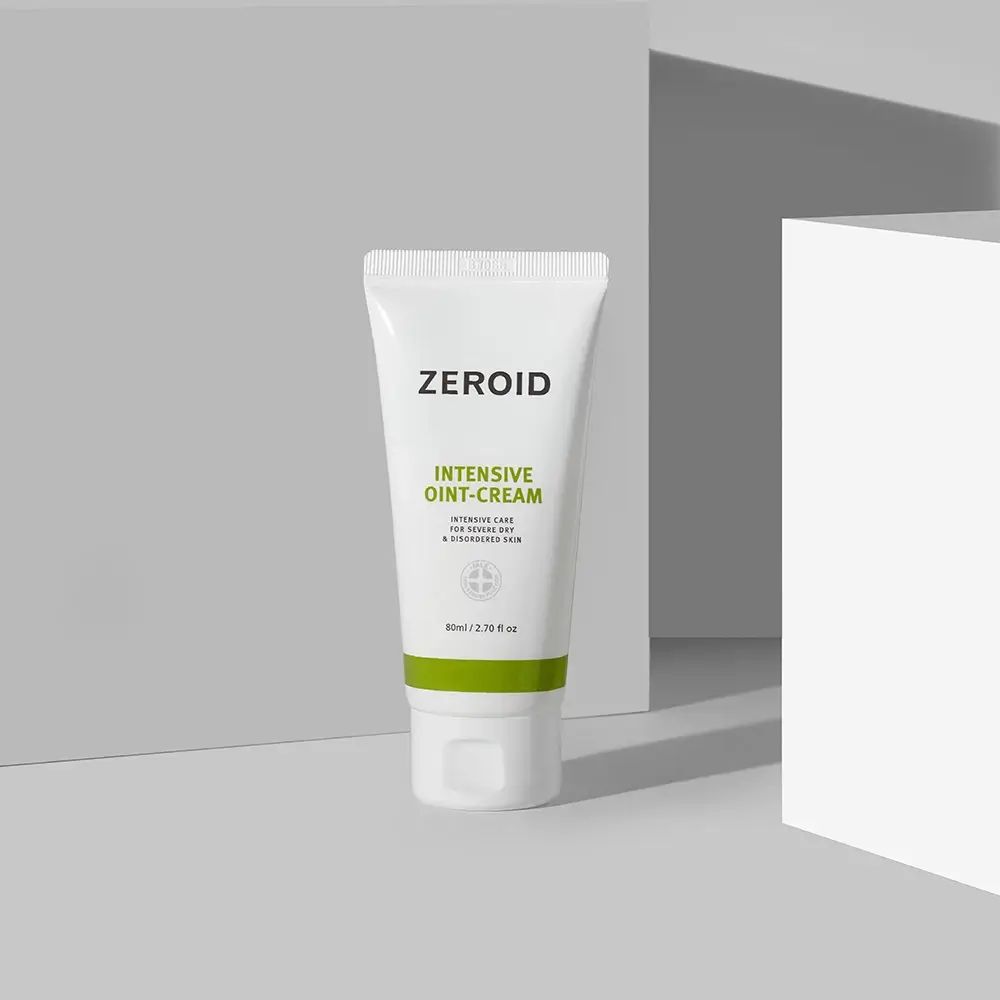 Witte en groene tube ZEROID INTENSIVE OINT-CREAM voor grijze achtergrond. Tekst: Intensieve verzorging voor droge huid.