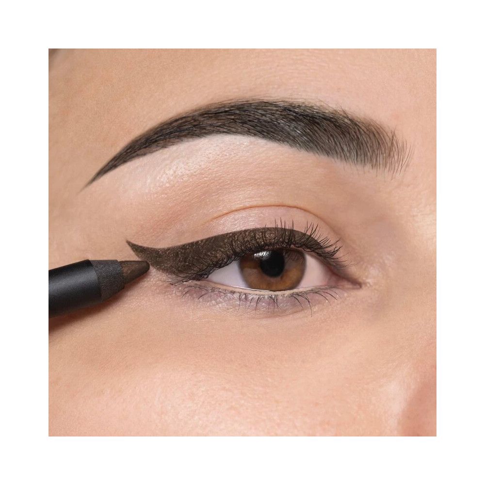 Oeil avec eyeliner brun. Application d'eyeliner. Peau et sourcil visibles.