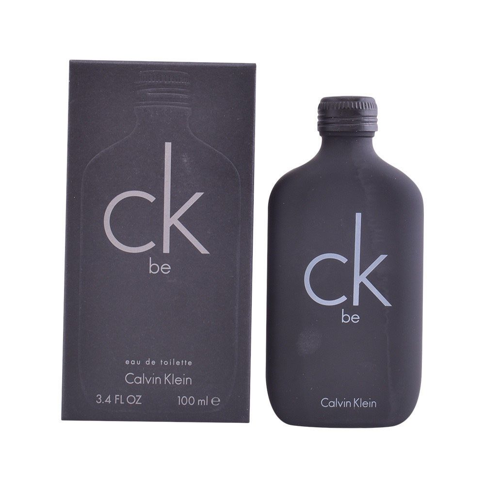 Zwarte fles en verpakking met wit "ck be" logo. "eau de toilette" en "Calvin Klein" zijn zichtbaar.