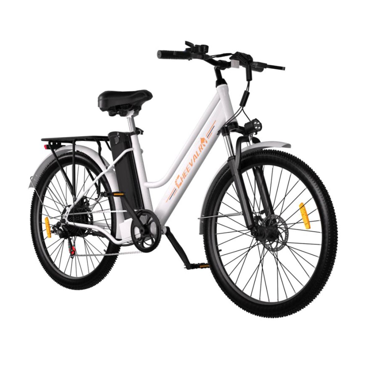 Witte elektrische fiets met zwart frame, bagagedrager en koplamp. Merk Cheevalry.