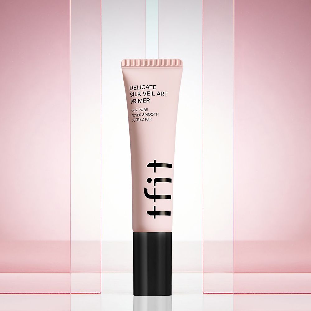 Roze tube met zwarte dop. Opschrift: Delicate Silk Veil Art Primer. Merk: tfit.
