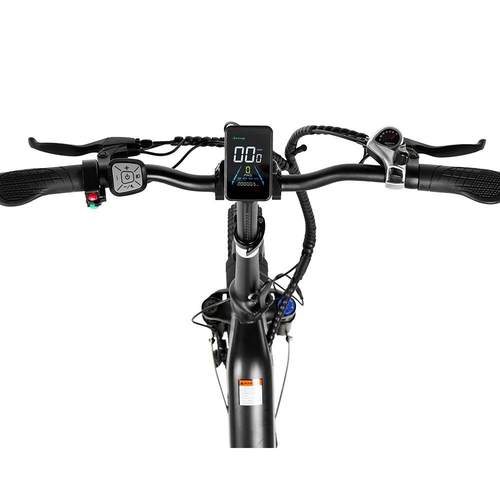 Guidon de vélo avec écran. Poignées, freins et commandes noirs. Affichage numérique avec informations. Câbles et accessoires.