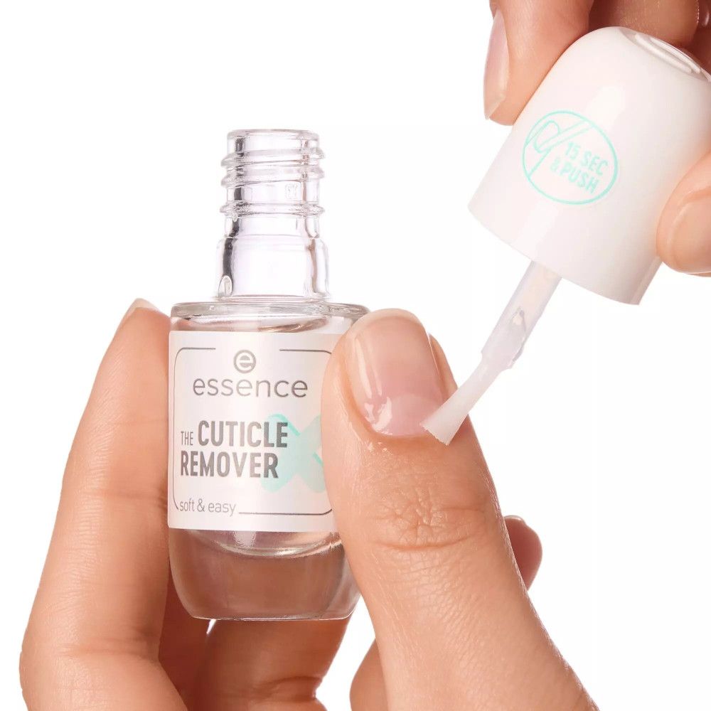Exfoliant cuticules appliqué sur l'ongle avec un pinceau. Inscription : Essence, The Cuticle Remover, soft & easy. Bouchon : 15 SEC & PUSH.