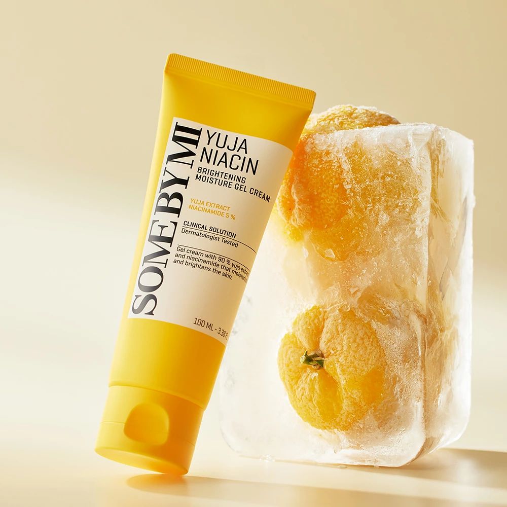 Tube de crème gel à côté d'un bloc de glace avec des oranges. Texte: SOME BY MI, YUJA NIACIN, 100 ml.