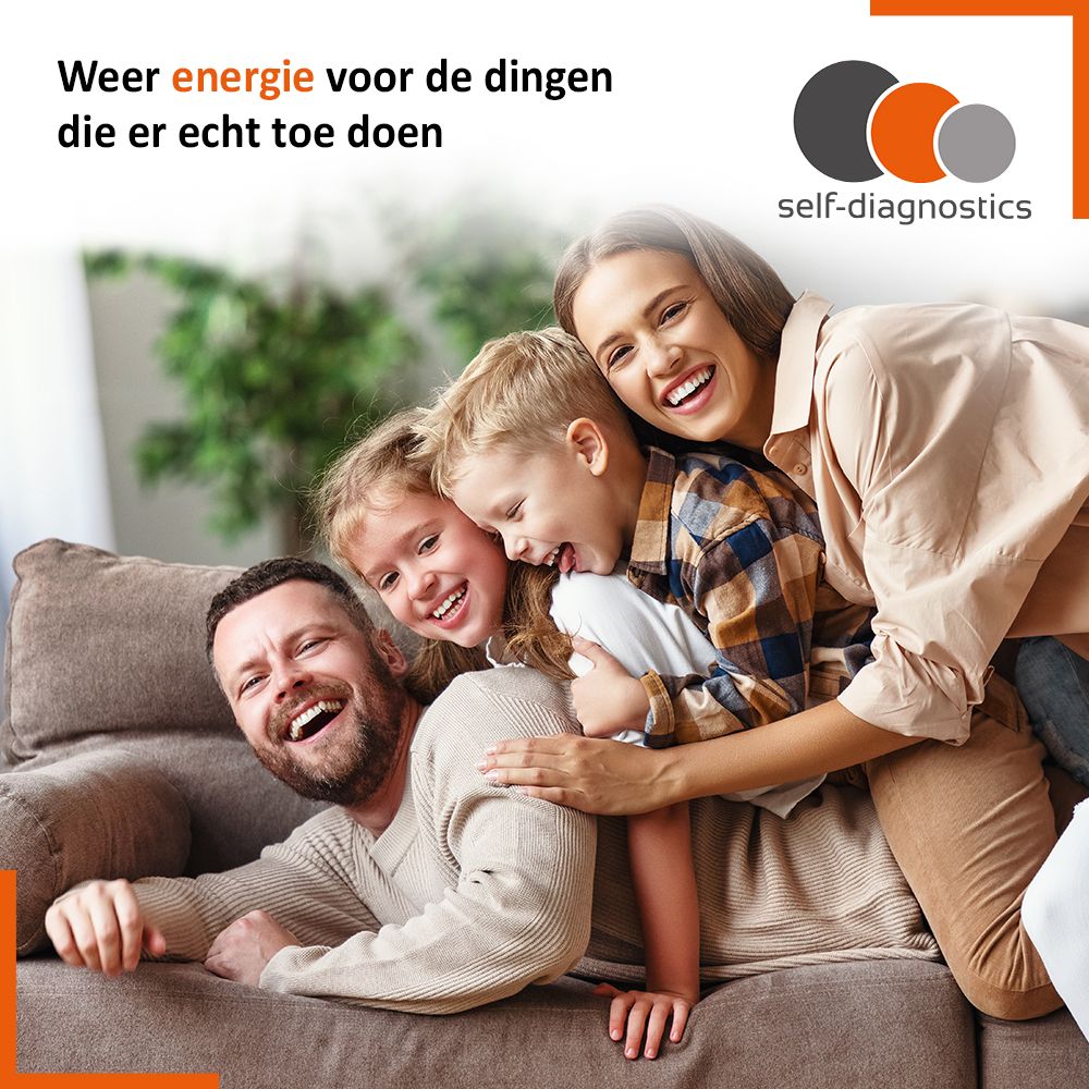 Familie omhelst elkaar op de bank. Tekst: Weer energie voor de dingen die er echt toe doen.