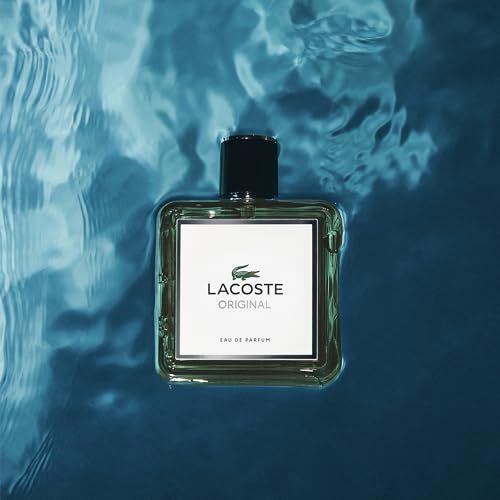 Flacon Lacoste Original EdP Nat. Spray dans l'eau. Forme carrée, cadre vert, étiquette blanche avec logo crocodile. Texte: Eau de Parfum.