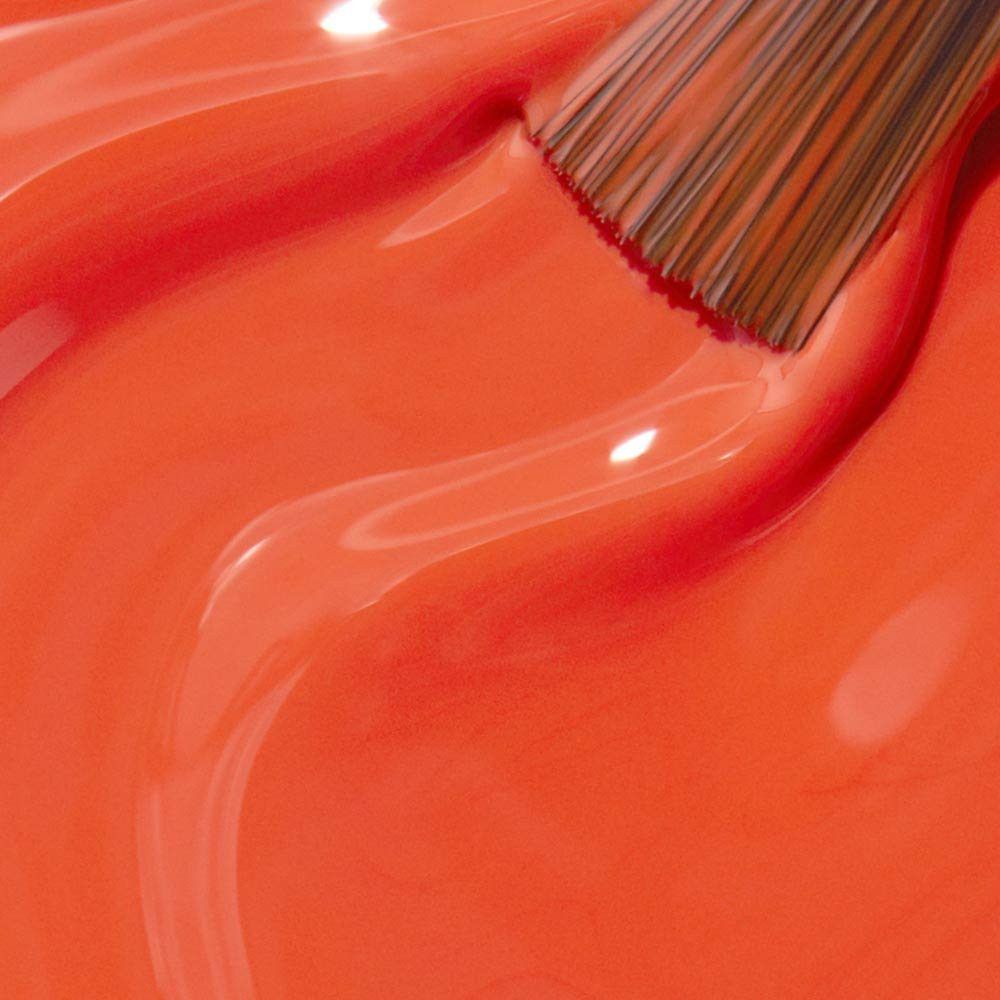 Oranje nagellak met penseel. Close-up, glanzend oppervlak.