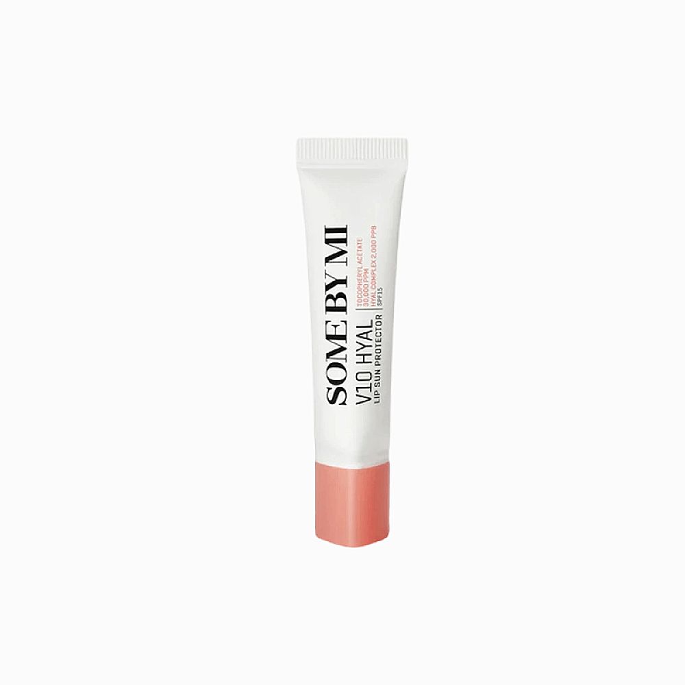 Tube blanc avec bouchon rose. Imprimé : SOME BY MI V10 HYAL Lip Sun Protector SPF15.
