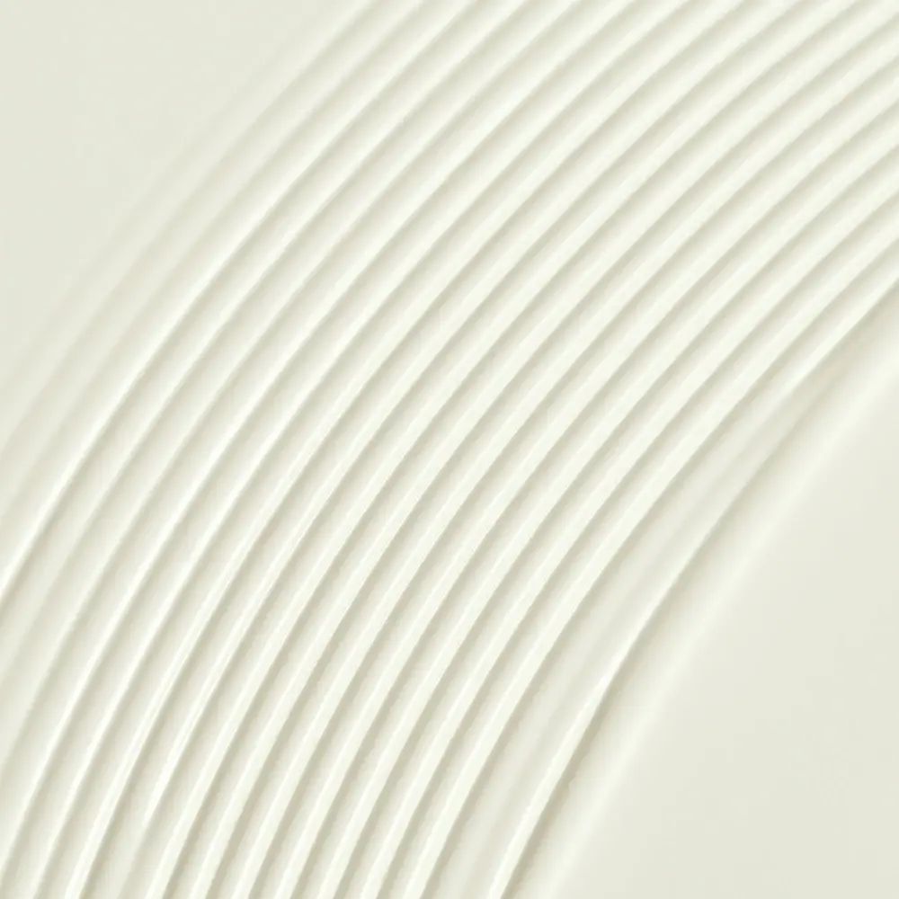 Close-up van een romige, witte substantie met een geribbeld oppervlak.