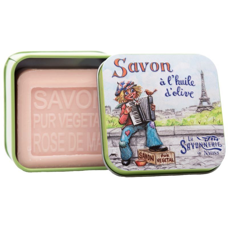 Open metalen doos met zeep. Illustratie van accordeonspeler. Tekst: Savon à l'huile d'olive, La Savonnerie de Nyons, Rose de Mai.