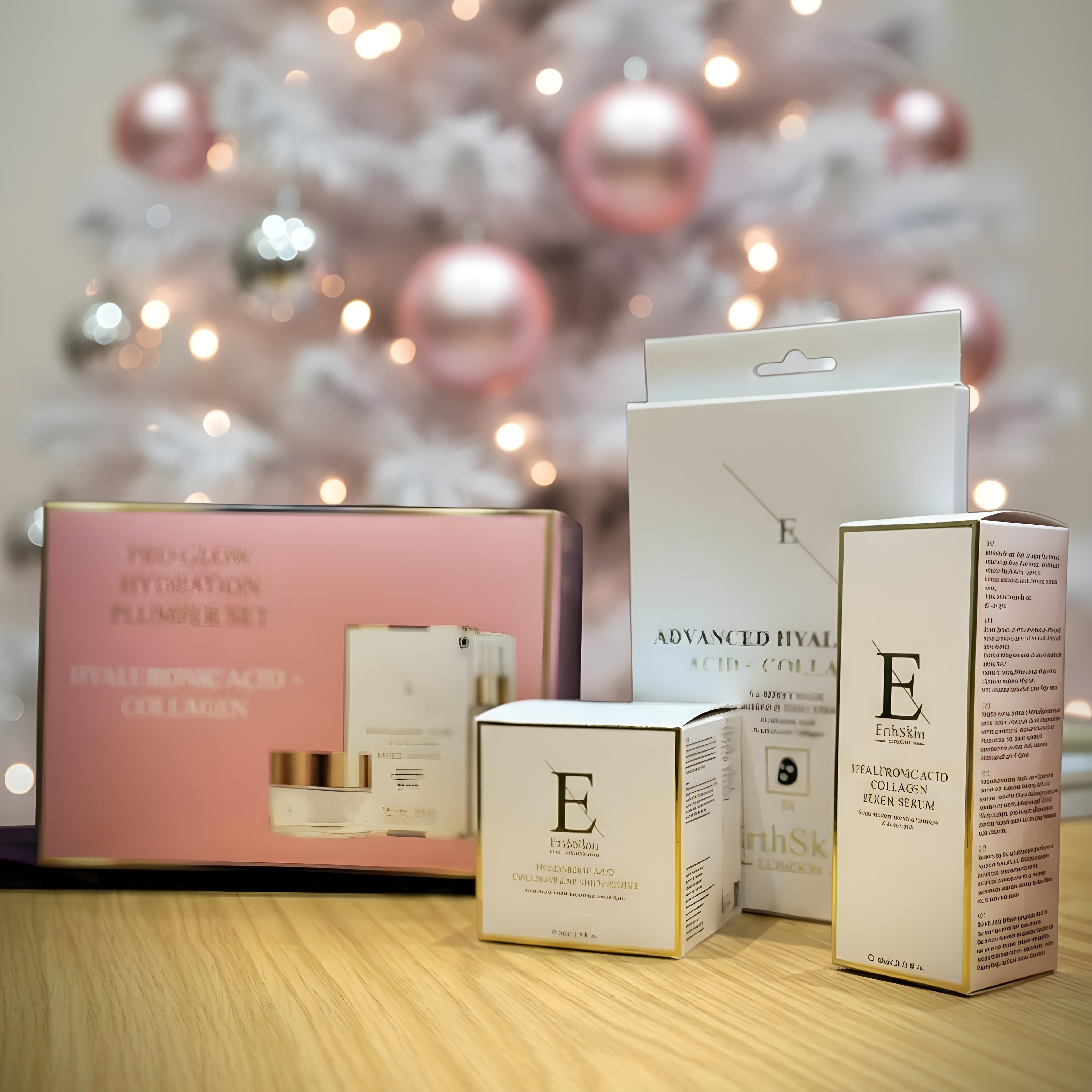 Ensemble ErthSkin London PRO GLOW HYDRATION PLUMPER et autres produits devant un sapin de Noël.
