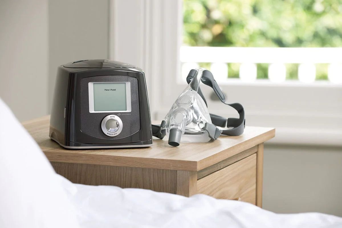 CPAP-apparaat en masker op een nachtkastje.