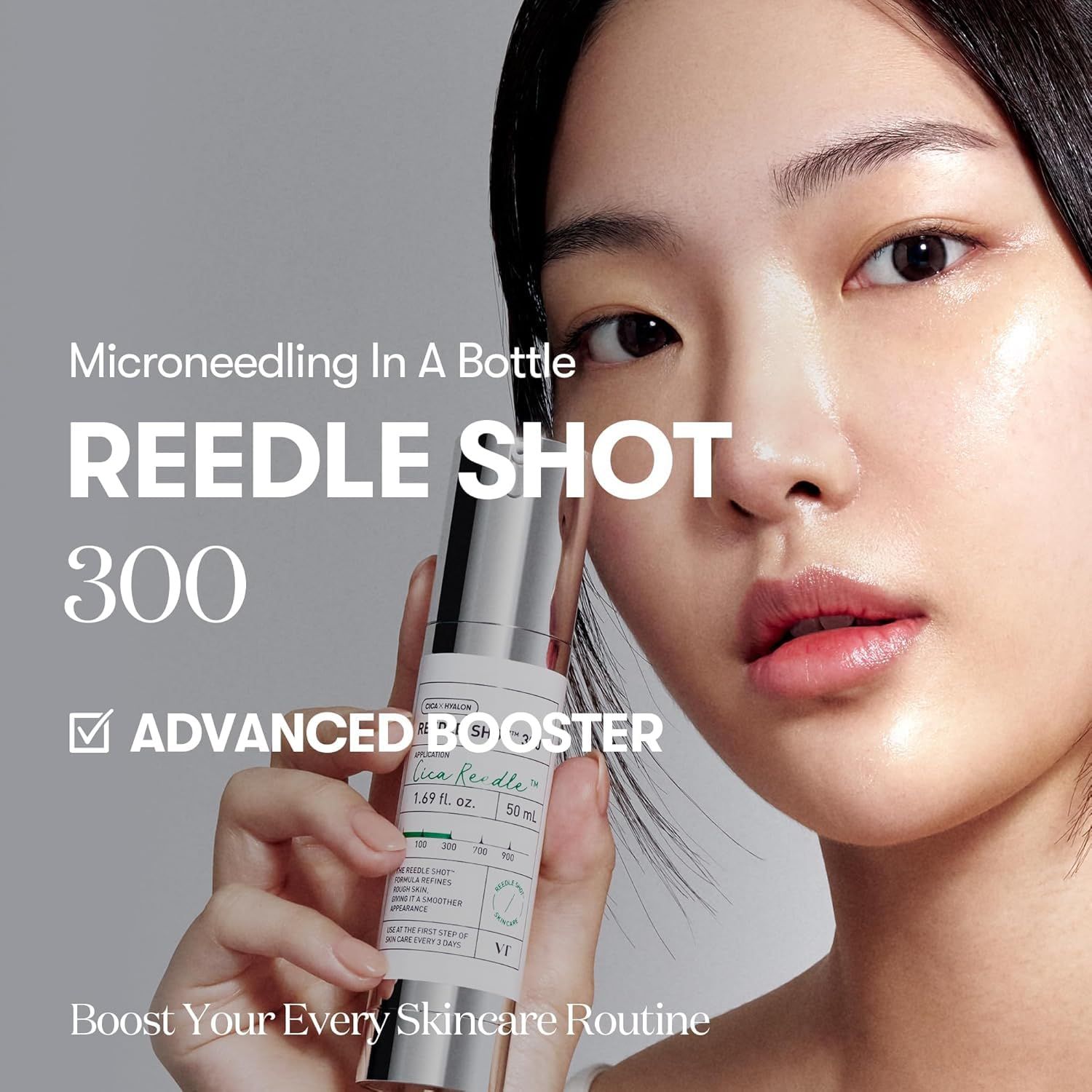 Vrouw houdt VT COSMETICS 300 Reedle Shot vast. Zilveren fles met wit etiket. Tekst: REEDLE SHOT 300, ADVANCED BOOSTER.
