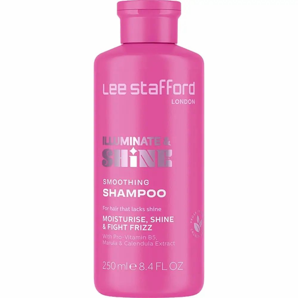 Roze shampoo fles met tekst "Lee Stafford LONDON". Productnaam: "ILLUMINATE & SHINE Shampoo". Tekst: "Smoothing Shampoo".