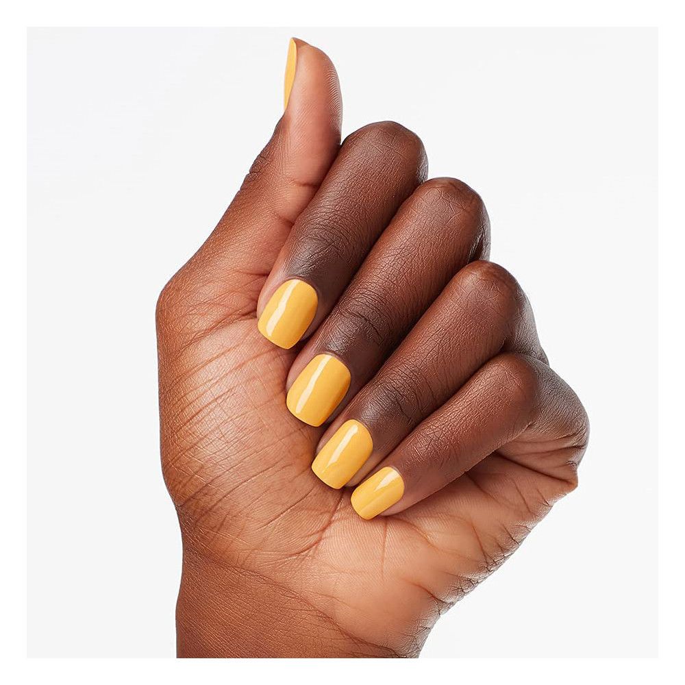 Hand met gele nagellak. Alle nagels gelakt. Huidskleur. Witte achtergrond.